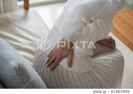腰痛・腰の痛みに悩む、疲労がたまる日本人女性 81963906