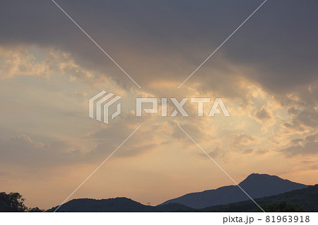 空 夕焼け 夕暮れ 81963918