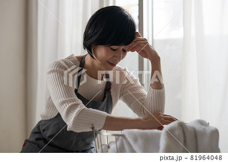 疲労・頭痛を感じる主婦イメージ 疲労・頭痛を感じる主婦イメージ 81964048