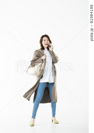 スマホで電話する若い女性 白バック カメラ目線 スマホで電話する若い女性 白バック カメラ目線 81964186