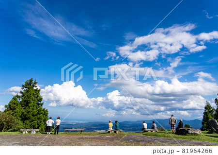 三重県津市 青山高原山頂からの眺めを楽しむ人たち 三重県津市 青山高原山頂からの眺めを楽しむ人たち 81964266