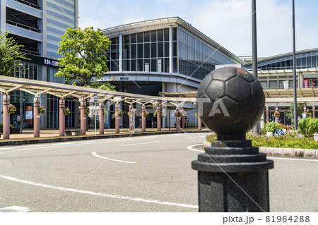 JR東海道線の藤枝駅／南口ロータリーのサッカーボールのポール 81964288
