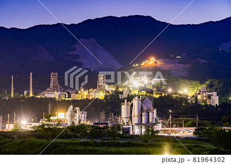 三重県いなべ市のセメント工場の工場夜景 三重県いなべ市のセメント工場の工場夜景 81964302