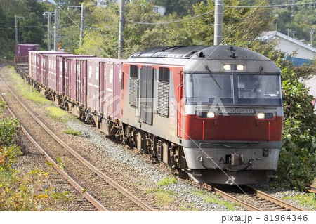 【JR貨物、運転手ぼかし加工】DF200けん引貨物列車　JR函館本線、森ー石谷間にて　 81964346