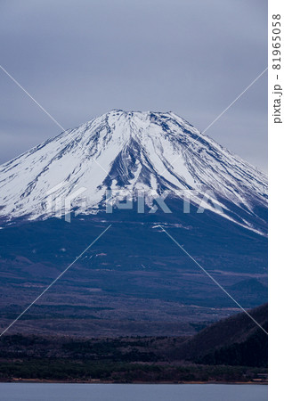 冬の本栖湖と夕暮れの富士山と 81965058