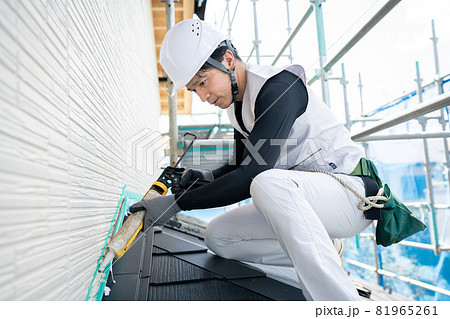 シーリング作業をする作業員　職人のシーリング作業 81965261