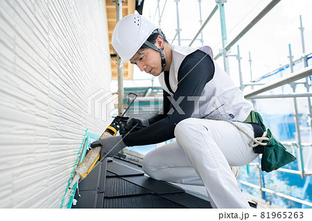 シーリング作業をする作業員　職人のシーリング作業 81965263