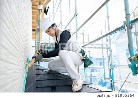 シーリング作業をする作業員　職人のシーリング作業 81965264