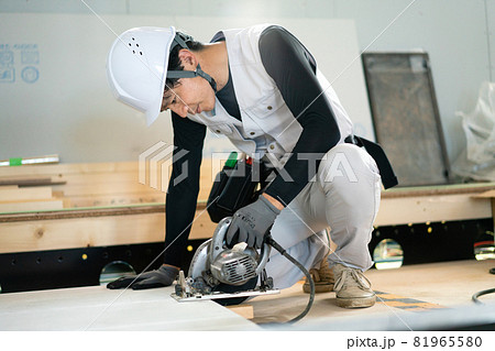 電動ノコギリを使う職人 電動ノコギリを使う職人 81965580