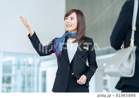 受付　女性　ビジネス　コンシェルジュ　オフィス 81965890