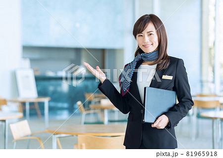 受付　女性　レストラン　ビジネス　コンシェルジュ　オフィス 81965918
