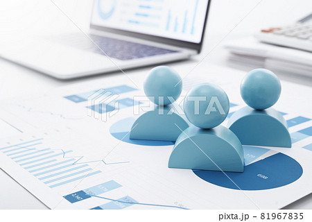 マーケティングデータと分析。人型ブロック、報告書とノートパソコン。 マーケティングデータと分析。人型ブロック、報告書とノートパソコン。 81967835
