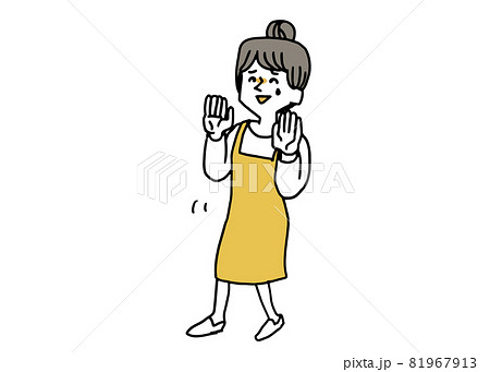 後ずさりするエプロンの女性 81967913