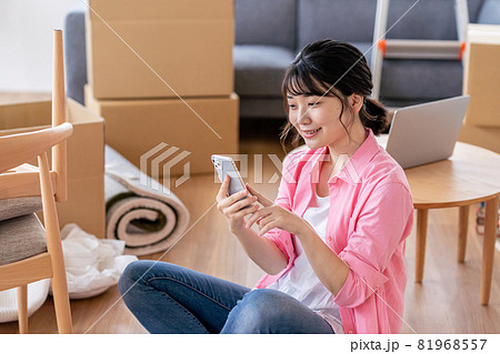 スマホで検索する若い女性 スマホで検索する若い女性 81968557