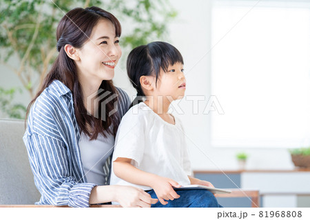 タブレットでインターネットを楽しむ親子(母子) タブレットでインターネットを楽しむ親子(母子) 81968808