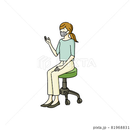 マスクをして話している女性 81968831