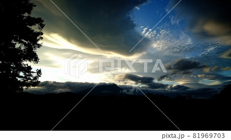 岩手山　雲に埋もれていく 81969703