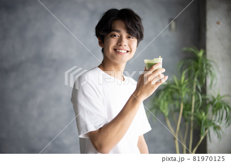 スムージーを飲む若い男性 スムージーを飲む若い男性 81970125