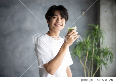 スムージーを飲む若い男性 スムージーを飲む若い男性 81970126