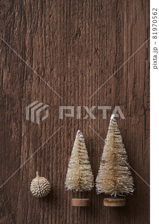 ミニチュアのクリスマスツリー　クリスマスイメージ  81970562