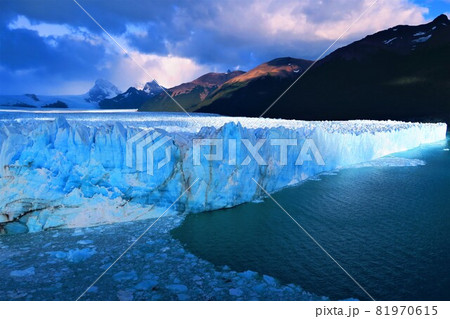 ロス・グラシアレス国立公園のペリト・モレノ氷河 81970615