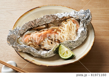 秋鮭のホイル焼き 秋鮭のホイル焼き 81971160
