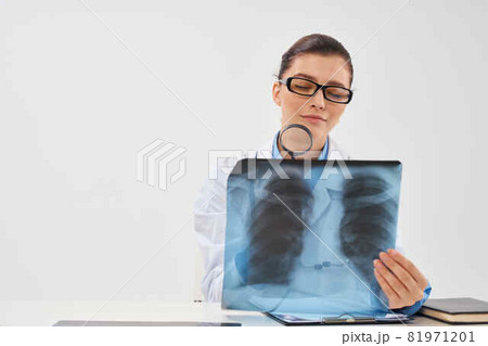 woman radiologist medicine hospital research diagnostics 81971201
