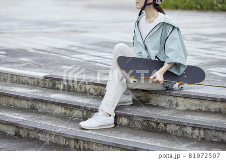 スケートボードと日本人女性 81972507