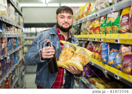 Man purchasing snacks for beer 81972556