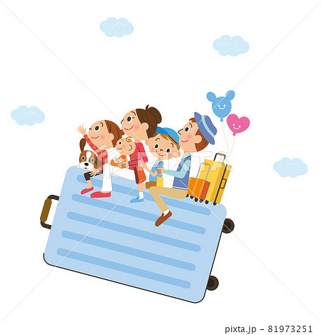 トランクに乗って旅行に出かける家族 81973251