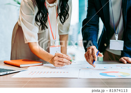 会議をするビジネスマン　撮影協力「+SHIFT NOGIZAKA」 81974113