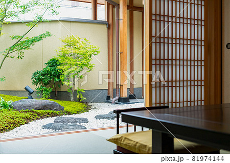 和室から見える庭の景色 和室から見える庭の景色 81974144