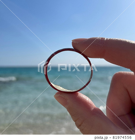 【海洋漂着ごみ】美しい海岸に流れ着いた缶ボトルのリング 【海洋漂着ごみ】美しい海岸に流れ着いた缶ボトルのリング 81974556