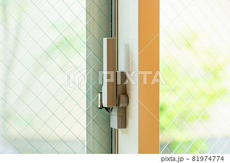 サッシに付けられた鍵 サッシに付けられた鍵 81974774
