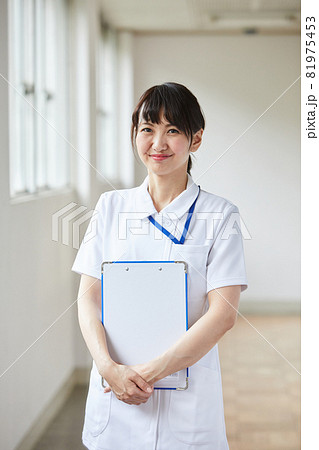 爽やか医療イメージ 医療従事者 笑顔 爽やか医療イメージ 医療従事者 笑顔 81975453