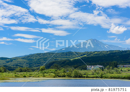 池から望む鳥海山 81975751