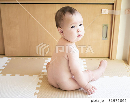 裸で座る赤ちゃんの後ろ姿 裸で座る赤ちゃんの後ろ姿 81975865