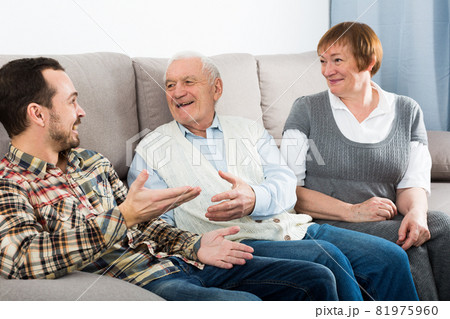 Grandparents and grandson talk 81975960