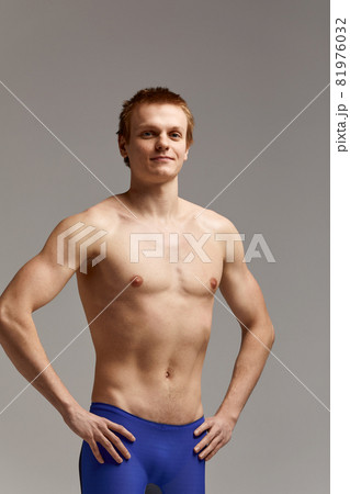 Young swimmer in excellent physical shape, on a gray background with copy space, call for sports, advertising banner Young swimmer in excellent physical shape, on a gray background with copy space, call for sports, advertising banner 81976032