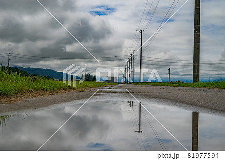 雨上がりの田舎道の写真素材 [81977594] - PIXTA