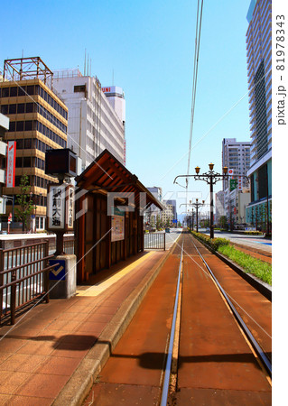 路面電車施設が市内中心部に広がる豊橋市の風景 81978343