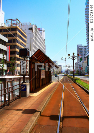 路面電車施設が市内中心部に広がる豊橋市の風景 81978344