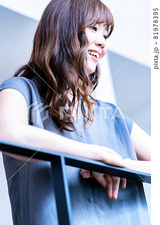 バルコニーから眺める女性 81978395