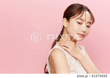 ワンピースを着た若い女性のピンク背景のビューティーポートレート ワンピースを着た若い女性のピンク背景のビューティーポートレート 81979899