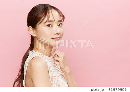 ワンピースを着た若い女性のピンク背景のビューティーポートレート ワンピースを着た若い女性のピンク背景のビューティーポートレート 81979901