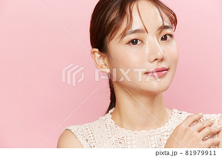 ワンピースを着た若い女性のピンク背景のビューティーポートレート ワンピースを着た若い女性のピンク背景のビューティーポートレート 81979911