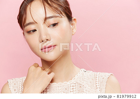 ワンピースを着た若い女性のピンク背景のビューティーポートレート ワンピースを着た若い女性のピンク背景のビューティーポートレート 81979912