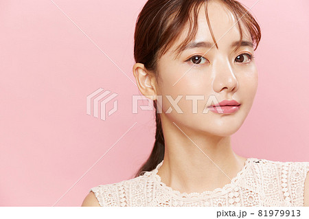 ワンピースを着た若い女性のピンク背景のビューティーポートレート ワンピースを着た若い女性のピンク背景のビューティーポートレート 81979913