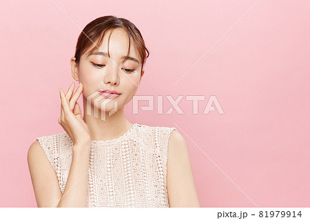 ワンピースを着た若い女性のピンク背景のビューティーポートレート ワンピースを着た若い女性のピンク背景のビューティーポートレート 81979914