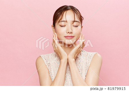 ワンピースを着た若い女性のピンク背景のビューティーポートレート ワンピースを着た若い女性のピンク背景のビューティーポートレート 81979915